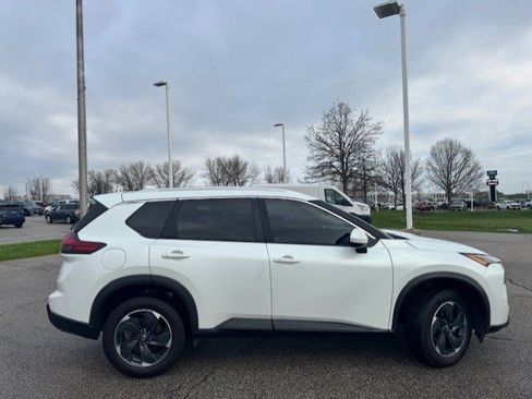 Used 2024 Nissan Rogue SV w/ SV Premium Package AWD/4WD image 10