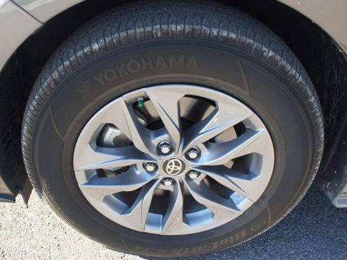 Used 2024 Toyota Sienna XLE image 26