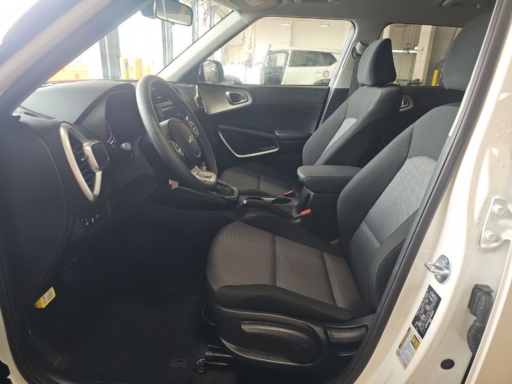 Certified 2025 Kia Soul LX w/ LX Technology Package FWD image 9