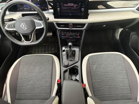 Used 2025 Volkswagen Taos SE AWD/4WD image 12