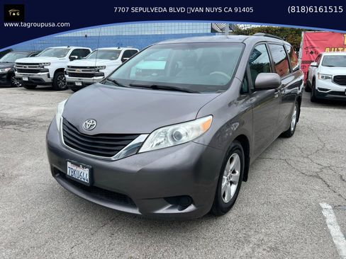 Used 2013 Toyota Sienna LE w/ Towing Pkg image 1