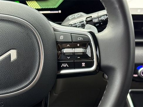 Certified 2025 Kia Carnival EX image 32