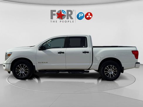 Used 2022 Nissan Titan SV w/ SV Convenience Package image 2
