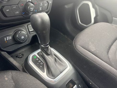Used 2018 Jeep Renegade Latitude AWD/4WD image 24