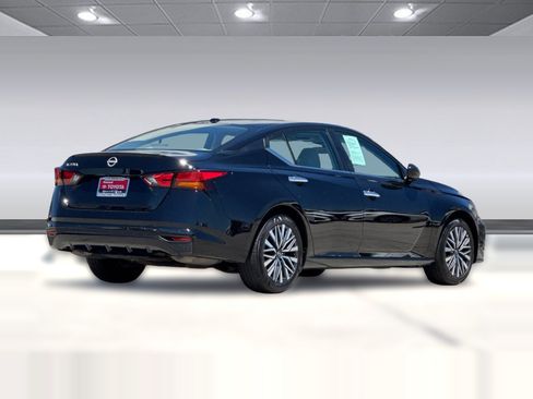 Used 2025 Nissan Altima 2.5 SV FWD image 9