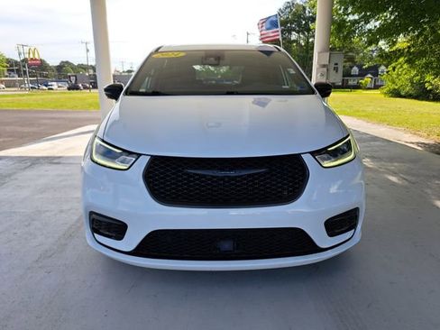 Used 2024 Chrysler Pacifica Limited FWD image 2