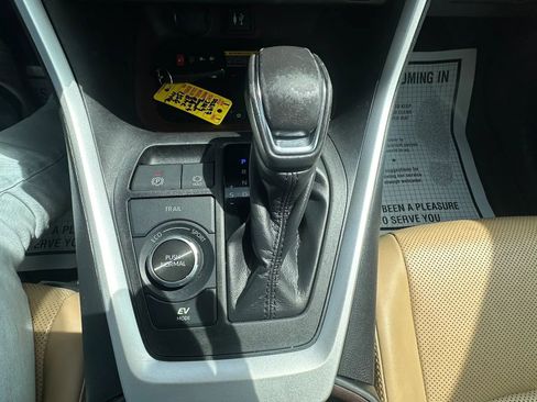 Used 2019 Toyota RAV4 Limited AWD/4WD image 16