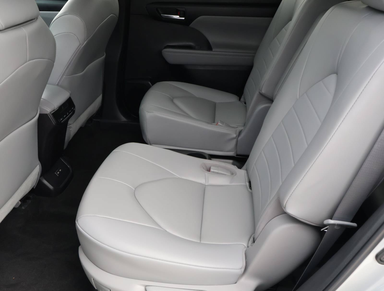 Used 2023 Toyota Highlander XLE FWD image 20