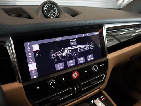 Certified 2026 Porsche Macan AWD/4WD image 19