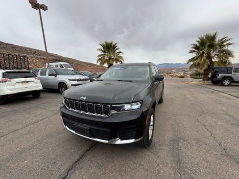 Used 2023 Jeep Grand Cherokee L Laredo image 1
