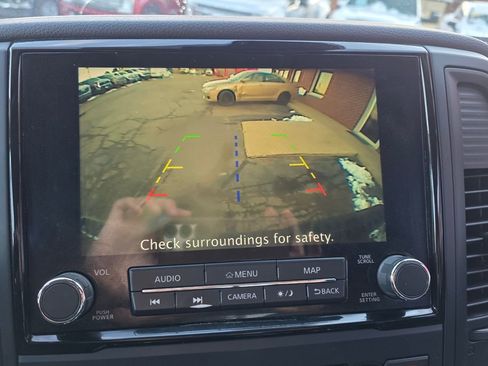 Used 2022 Nissan Titan SV w/ SV Convenience Package image 17