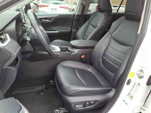 Used 2020 Toyota RAV4 XLE Premium image 9