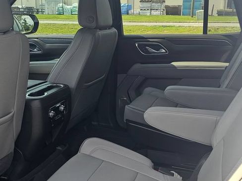 Used 2024 GMC Yukon SLT w/ SLT Premium Package AWD/4WD image 6