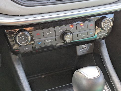 Used 2025 Jeep Compass Limited image 22