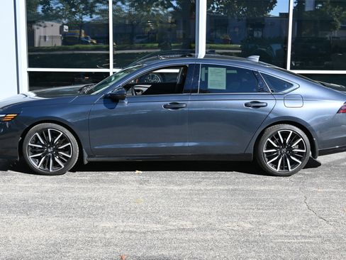 Used 2023 Honda Accord Touring image 3