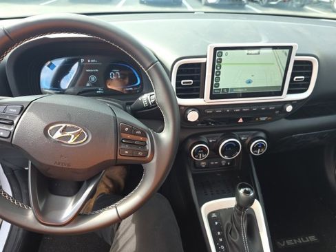 Used 2025 Hyundai Venue Limited image 3