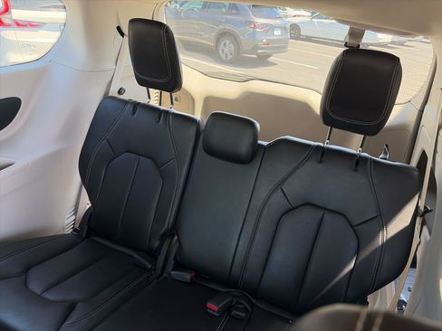 Used 2023 Chrysler Pacifica Touring-L image 10