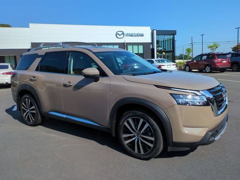 Used 2024 Nissan Pathfinder Platinum FWD image 2