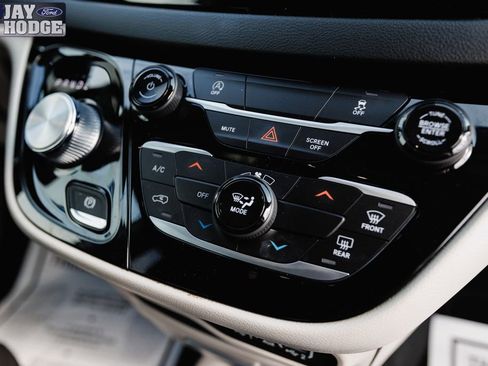 Used 2023 Chrysler Voyager LX image 17