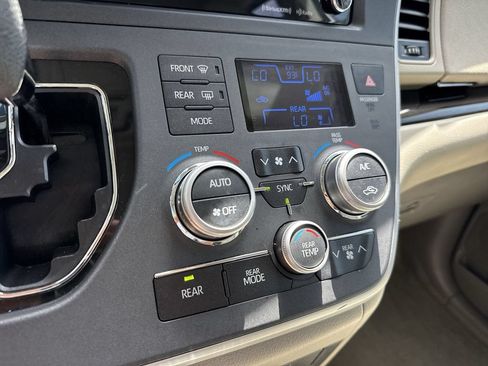 Used 2020 Toyota Sienna XLE w/ XLE Navigation Package FWD image 50