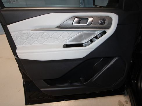 Used 2025 Ford Explorer Platinum w/ Ultimate Package image 5