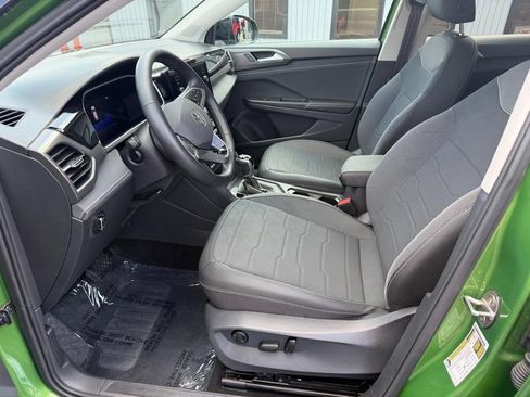 Used 2025 Volkswagen Taos SE AWD/4WD image 16