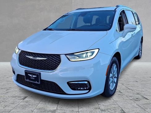 Used 2021 Chrysler Pacifica Touring-L w/ Uconnect Theater Family Group image 4