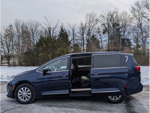 Used 2018 Chrysler Pacifica Touring-L Plus image 10