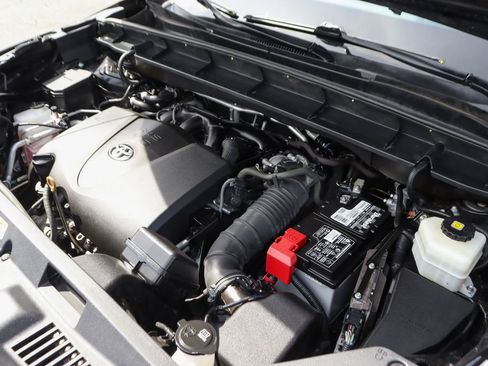 Used 2021 Toyota Highlander XLE AWD/4WD image 14