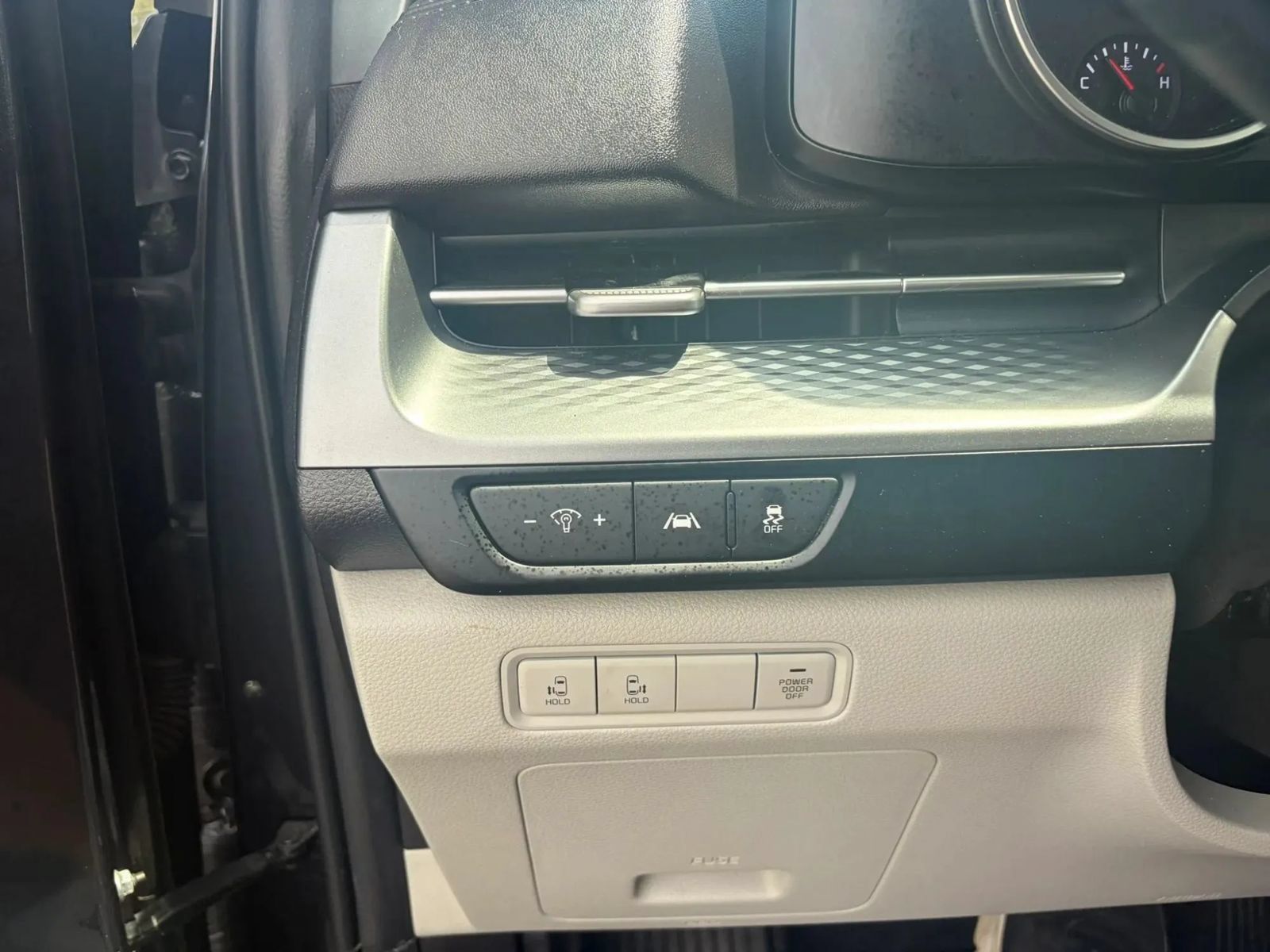 Used 2022 Kia Carnival LX FWD image 20