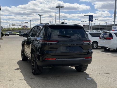 New 2026 Jeep Grand Cherokee Altitude image 7