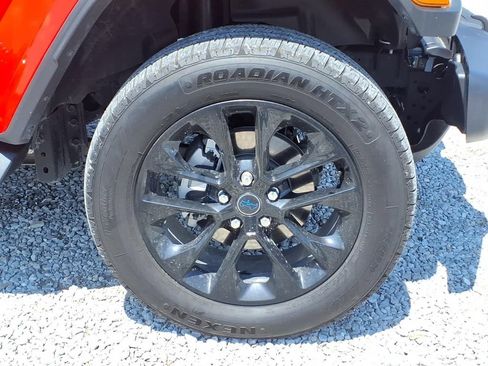 Used 2025 Jeep Wrangler Unlimited Sahara AWD/4WD image 15
