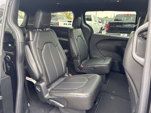 New 2026 Chrysler Pacifica Select image 12