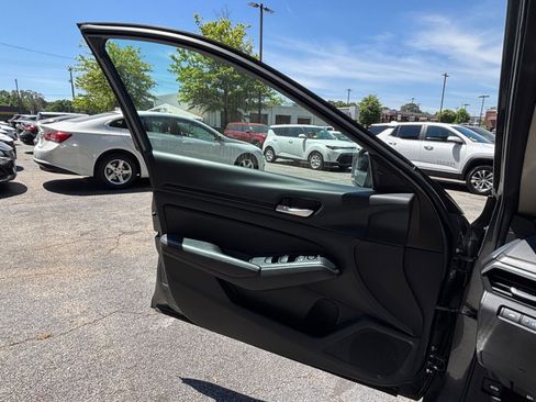 Used 2025 Nissan Altima 2.5 SV FWD image 18