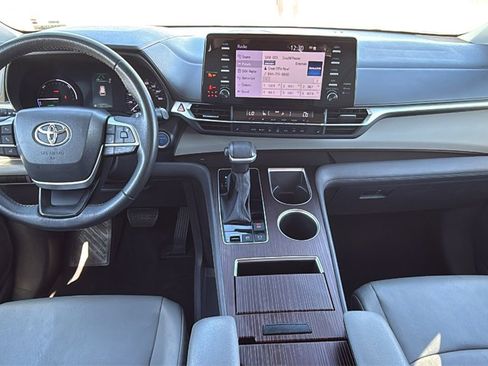 Used 2023 Toyota Sienna XLE image 19