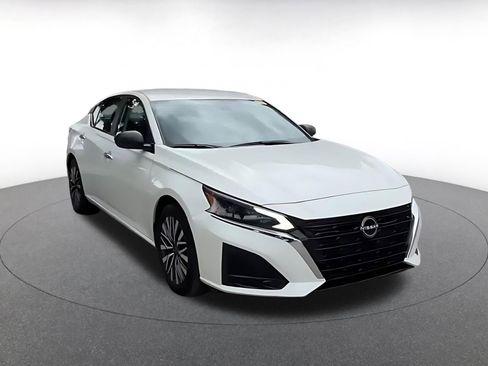 Used 2025 Nissan Altima 2.5 SV FWD image 2