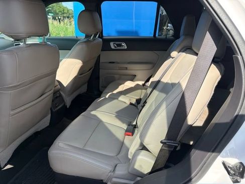 Used 2015 Ford Explorer XLT w/ Equipment Group 202A AWD/4WD image 11