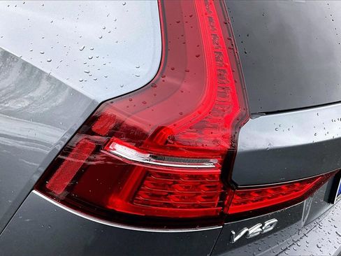 Used 2020 Volvo V60 T5 Cross Country image 22