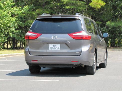Used 2020 Toyota Sienna XLE w/ XLE Navigation Package FWD image 10