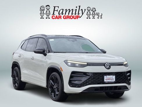Used 2025 Volkswagen Tiguan SE R-Line AWD/4WD image 2