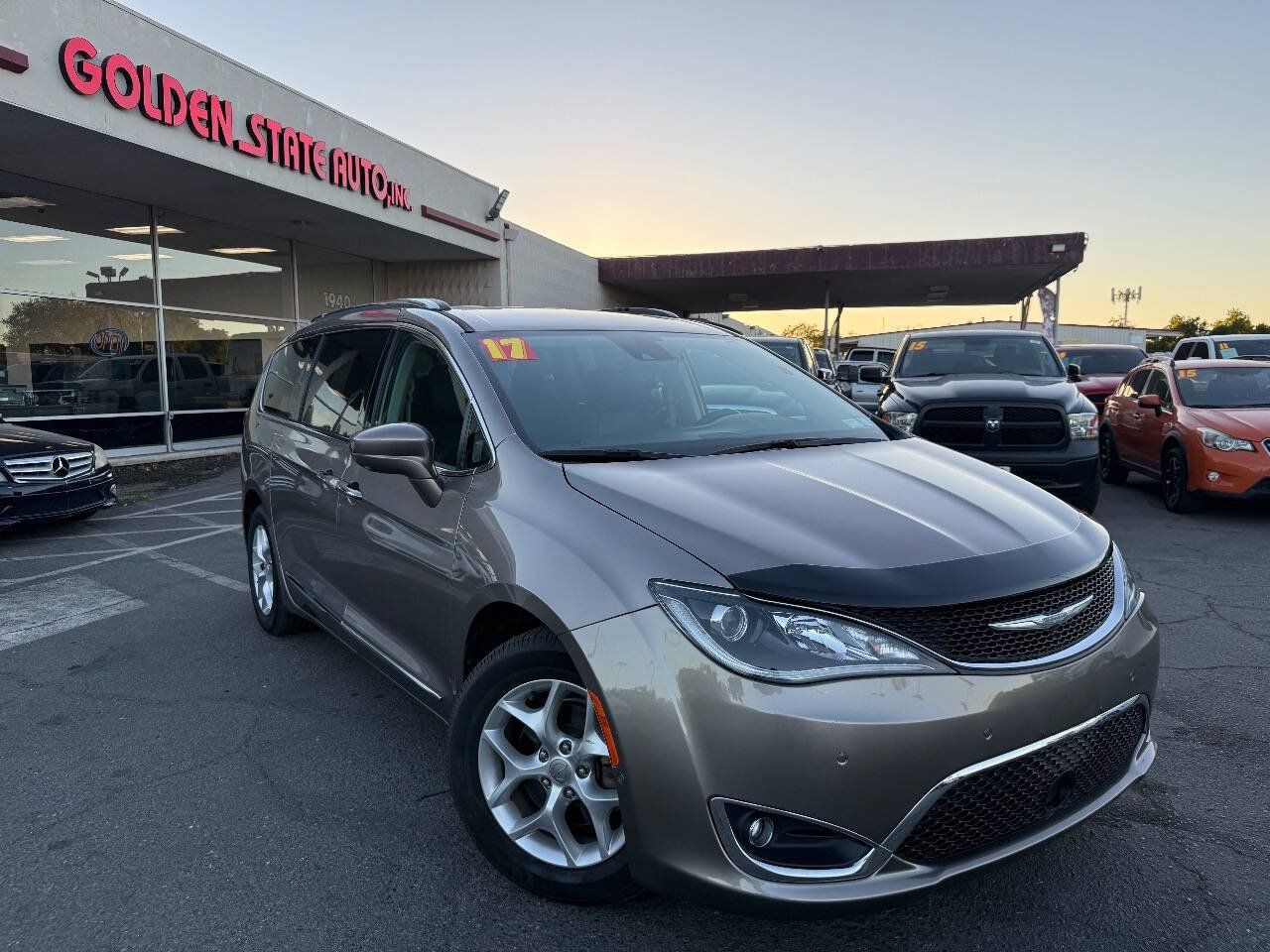 Used 2017 Chrysler Pacifica Touring-L Plus w/ Advanced Safetytec Group FWD image 1