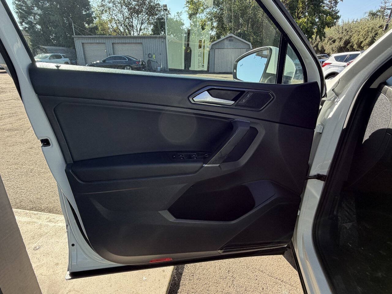 Used 2018 Volkswagen Tiguan SE w/ Panoramic Sunroof Package AWD/4WD image 9