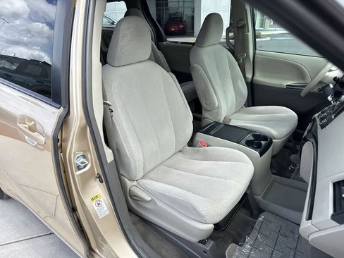 Used 2012 Toyota Sienna LE FWD image 15