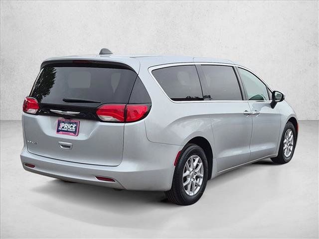 Used 2022 Chrysler Voyager LX FWD image 5