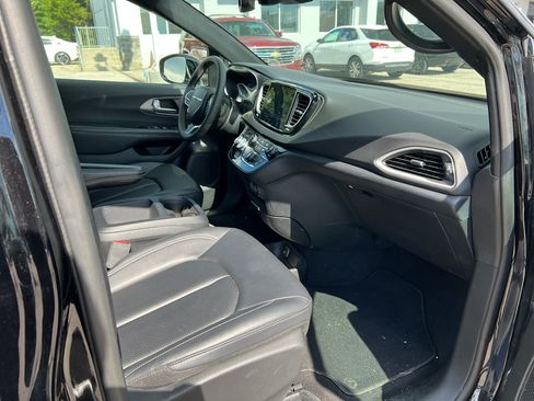 Used 2025 Chrysler Pacifica Select FWD image 12