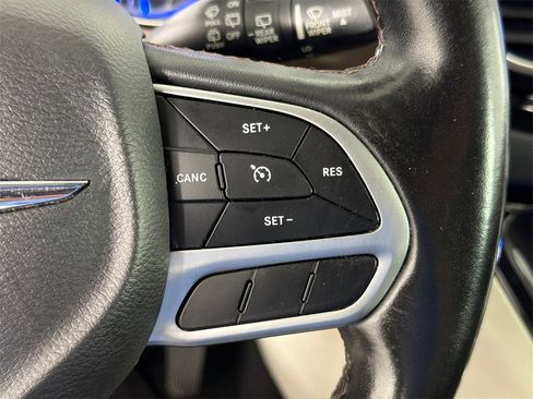 Used 2018 Chrysler Pacifica Touring-L image 24