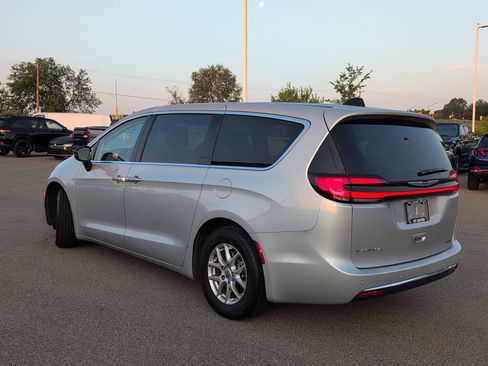 Used 2024 Chrysler Pacifica Touring-L FWD image 3
