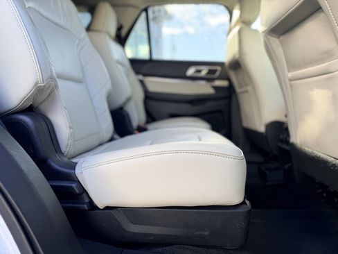 Used 2017 Ford Explorer Platinum image 18