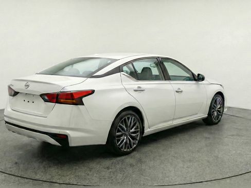 Used 2025 Nissan Altima 2.5 SV FWD image 9