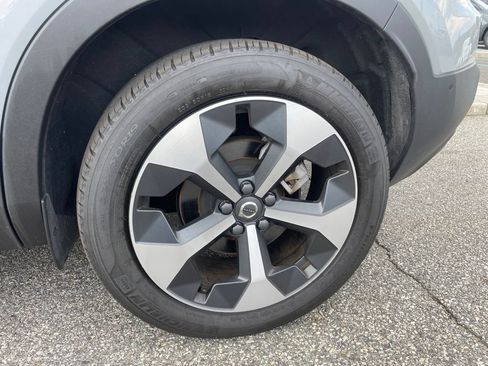 Used 2025 Volvo XC40 B5 Plus AWD/4WD image 10